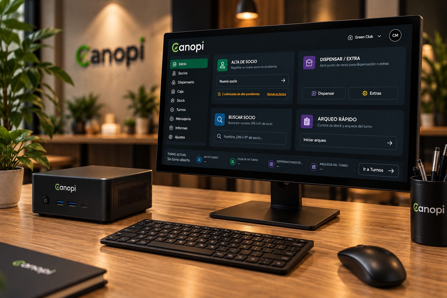 Mini PC con monitor, teclado y ratón, con el panel de Canopi abierto en el mostrador del club